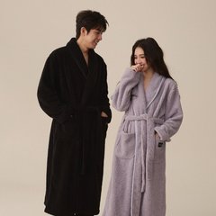 現物の寝衣の女性秋の冬のサンゴの毛の男性のバスローブのカップルのパジャマのセットは長い浴衣をプラスして冬を厚くします。