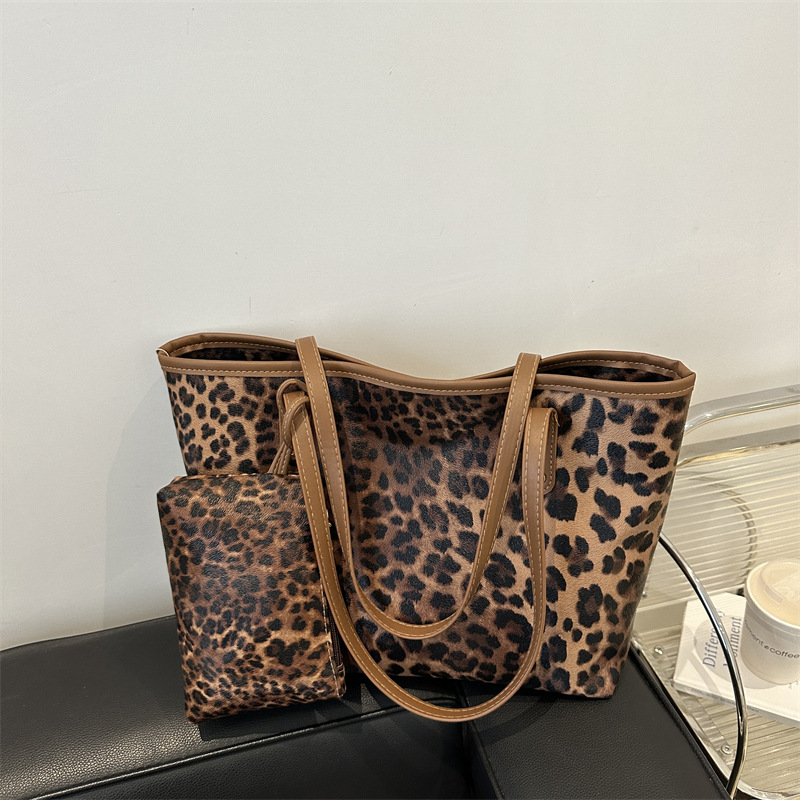 Bolsa de moda coreana de gran capacidad de leopardo para mujeres otoño y invierno 2024 nuevo tipo de bolsa de hombro para niños casuales