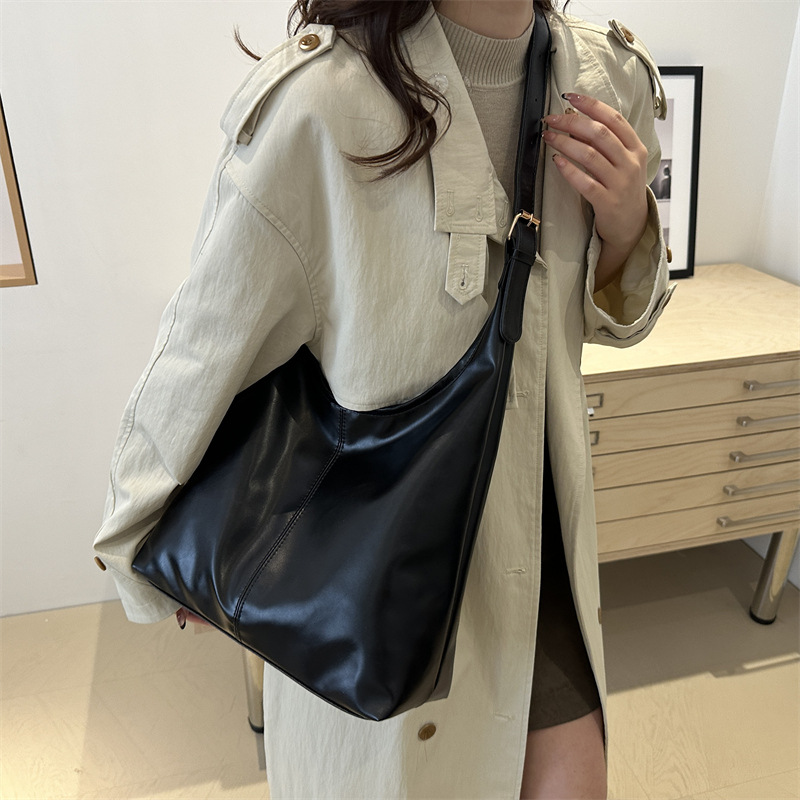 Bolsos de hombro de textura retro de viajes para mujeres 2023 este año, bolsas de brazo coreanas populares, bolsas de moda para mujeres.