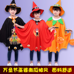 ハロウィーンの子供の魔女のカボチャのマントの空飛ぶ掃きは魔女の万聖マントのマントのパーティーを装います。