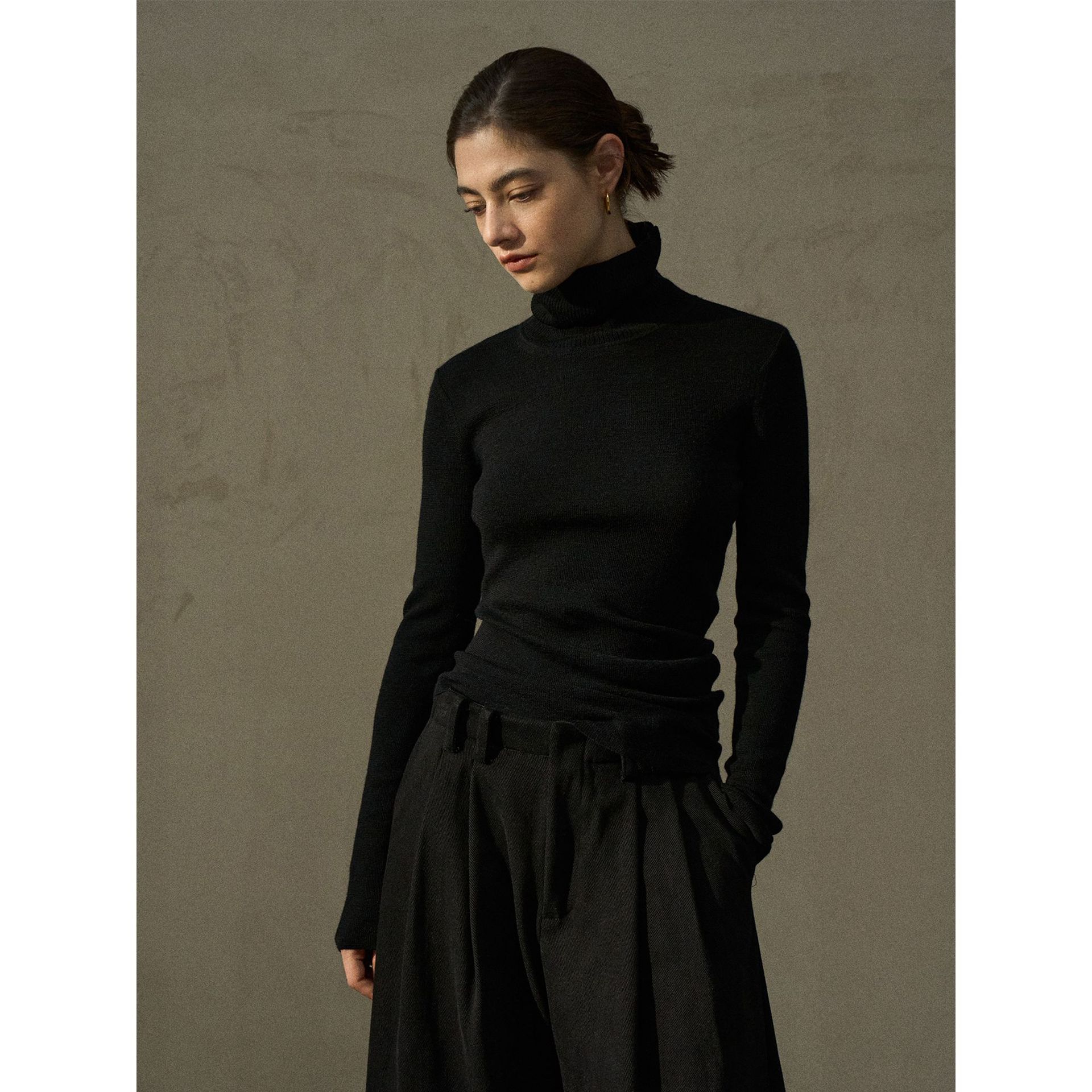 [共线]COLNE冬季新款绵羊毛高领堆叠翻折柔软修身针织打底衫C5512