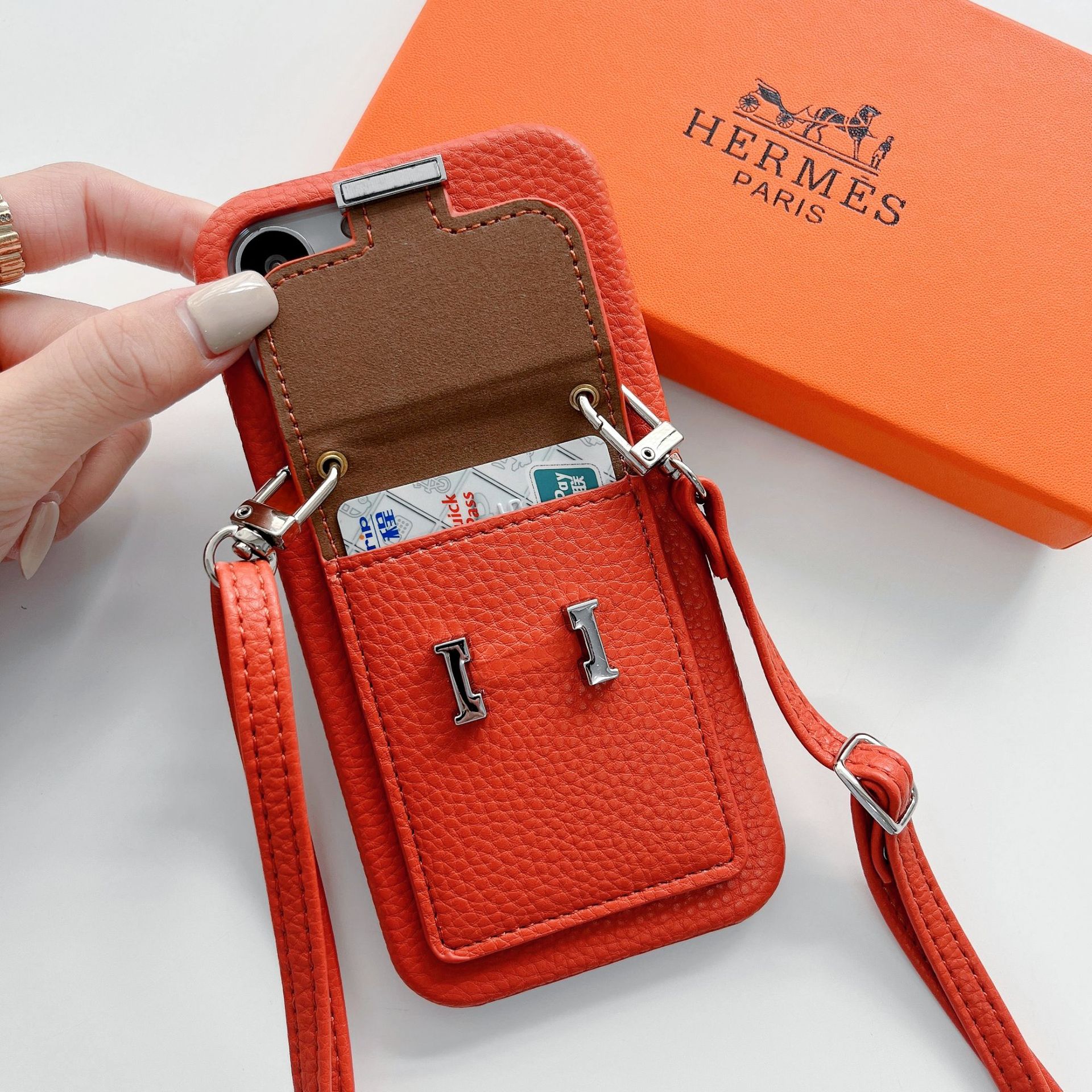 Aplicable al iPhone 17 ProMax Litchi Pattern Hermes bolsa de tarjetas inclinada en la caja del teléfono móvil enchufe de tarjetas colgantes funda de cuero a prueba de caídas
