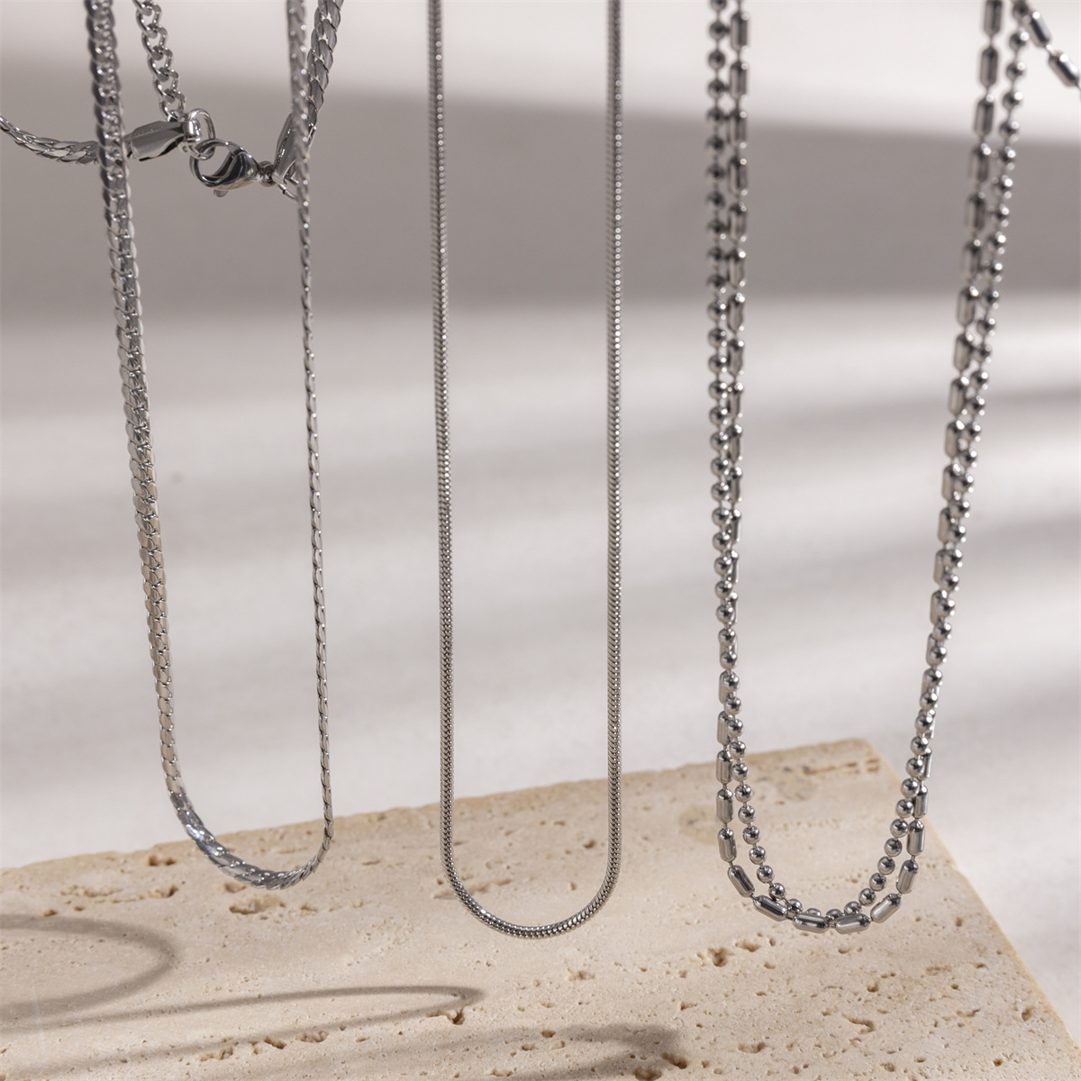 Taena collar de acero inoxidable europeo y americano apilado de alta calidad, cadena de clavícula de acero de titanio blanco dorado, joyería explosiva transfronteriza al por mayor