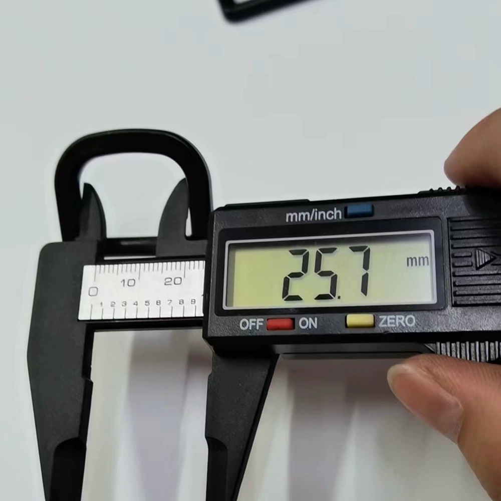 Производитель поставляет толстые квадратные D-образные аксессуары для багажа пластиковые D-образные пряжки однодюймовые пластиковые D-образные кольцевые пряжки