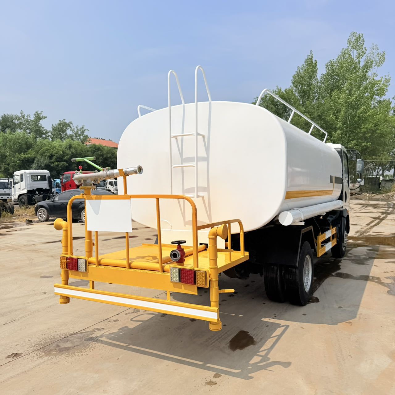 SINOTRUK HOWO National III Water Sprinkler Truck, 5-Cubic-Meter Water Tanker, Sanitation Water Sprinkler Truck, Cross-Border Export Water Sprinkler Truck
