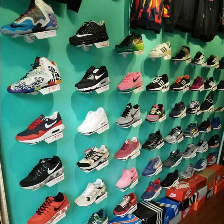 Pared de zapatos tienda de zapatos estantes de exhibición de zapatos de laqueado metal pared estantes de zapatos deportivos estantes de fábrica directa
