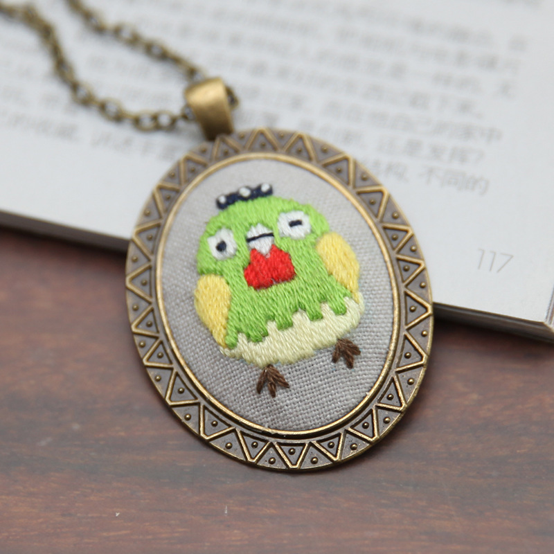 Fábrica hecha a mano DIY tejido suéter cadena novato europeo bordado flor y hierba material paquete aguja hilo Lu bordado COLLAR COLGANTE