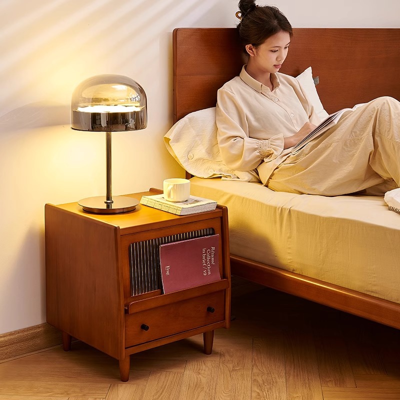 Mesita de noche de madera maciza retro, armario de almacenamiento simple para dormitorio, armario de almacenamiento pequeño de mediana edad para el hogar, armario de almacenamiento junto a la cama
