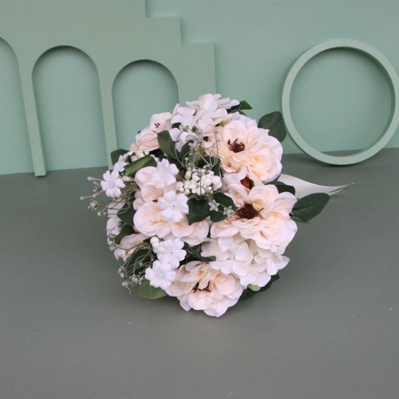手に花を持つ新婦の韓国式結婚式の領収書のシミュレーションの花束の森系のウェディングドレスの撮影の道具の手に花をささげます。|undefined
