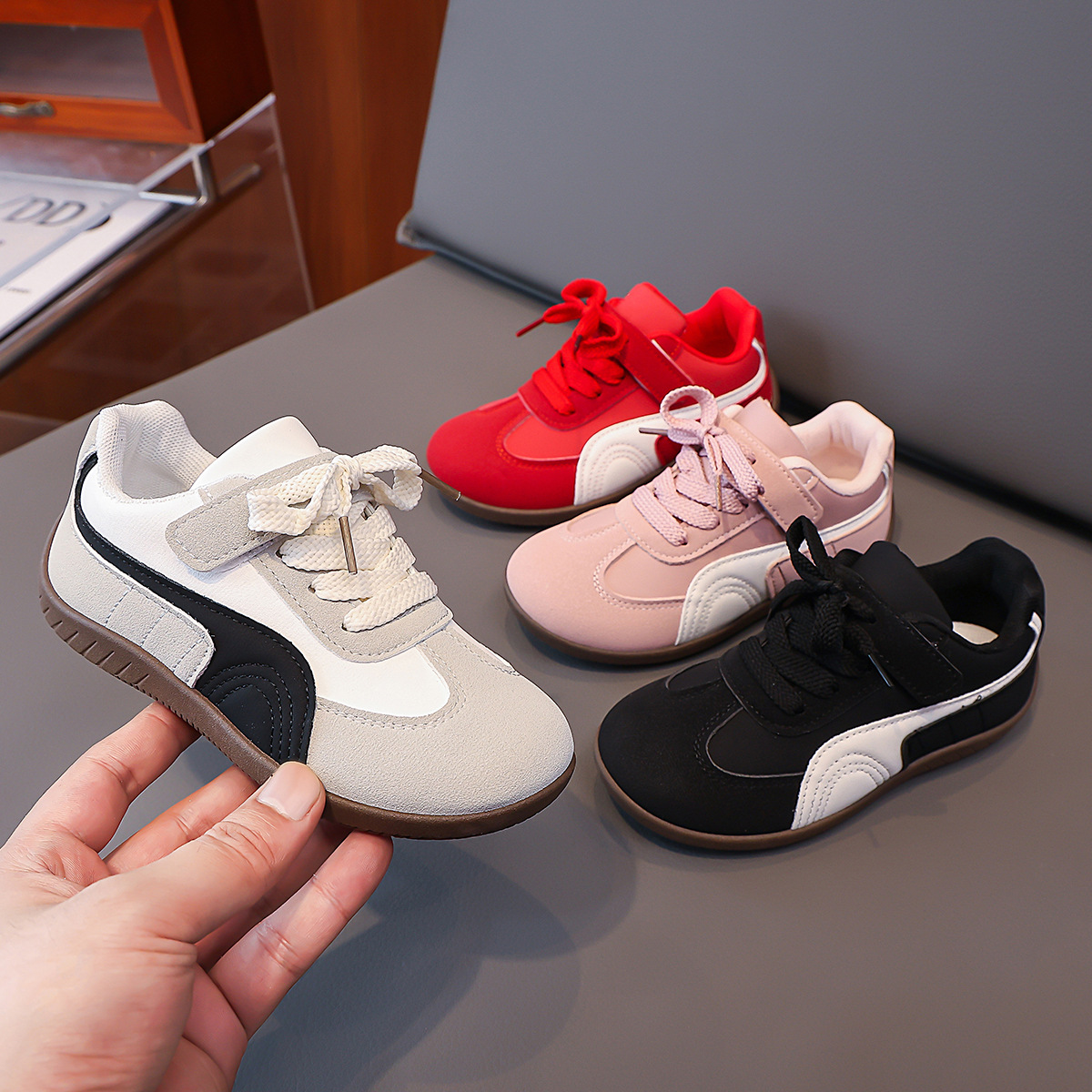 2026 Spring New Color-Blocking Casual Sneakers for Women, Fashionable Lace-Up Retro Flat German Training Shoes