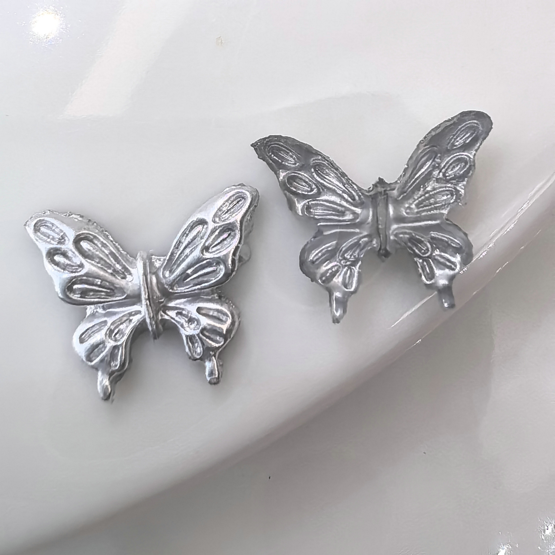 大量现货银色蝴蝶美甲饰品轻奢立体蝴蝶结金属大蝴蝶翅膀指甲钻饰