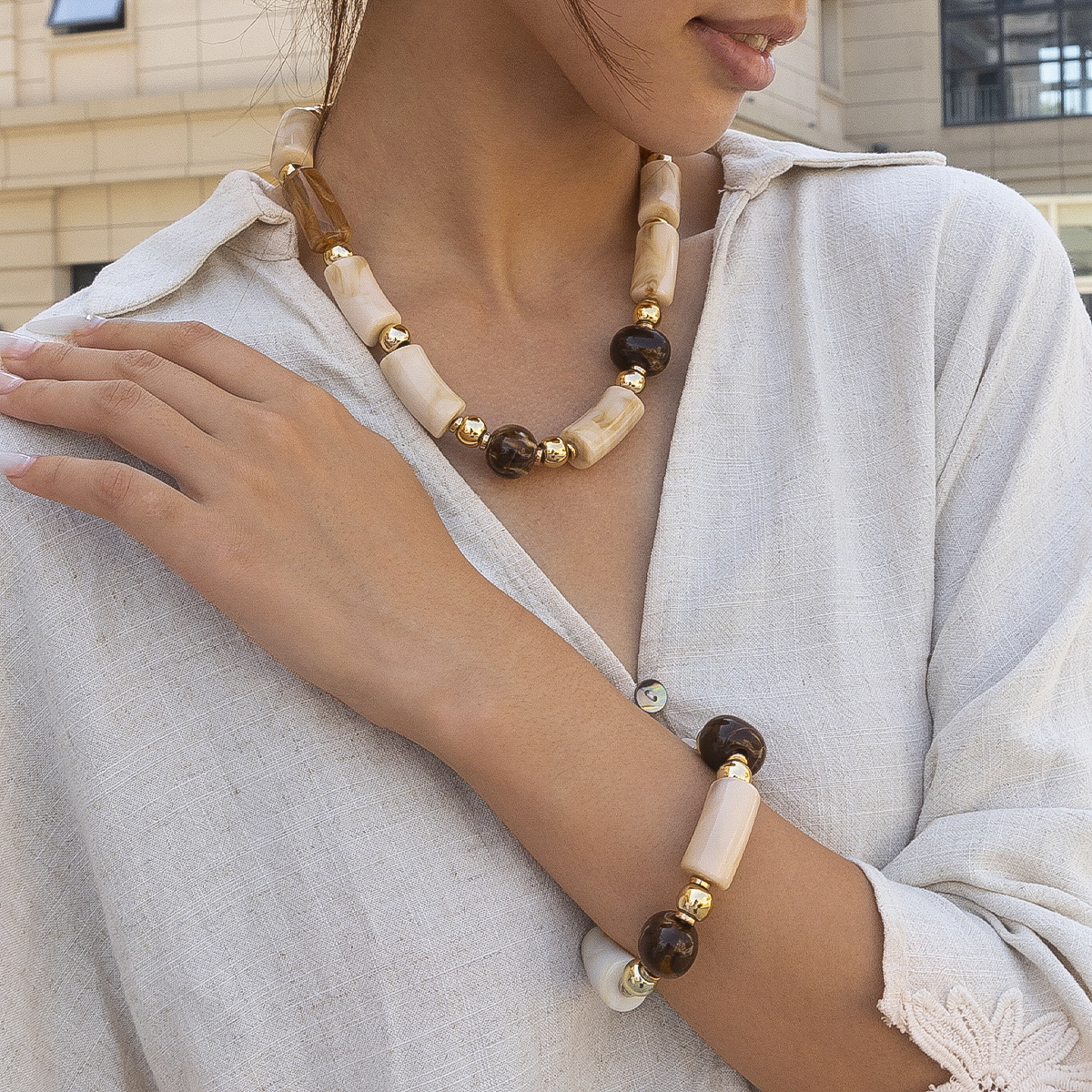Collar de acrílico de acero inoxidable de la UE y los Estados Unidos, mujeres de otoño y invierno exagerado, acero de titanio de lujo ligero no se desvanece, explosión transfronteriza