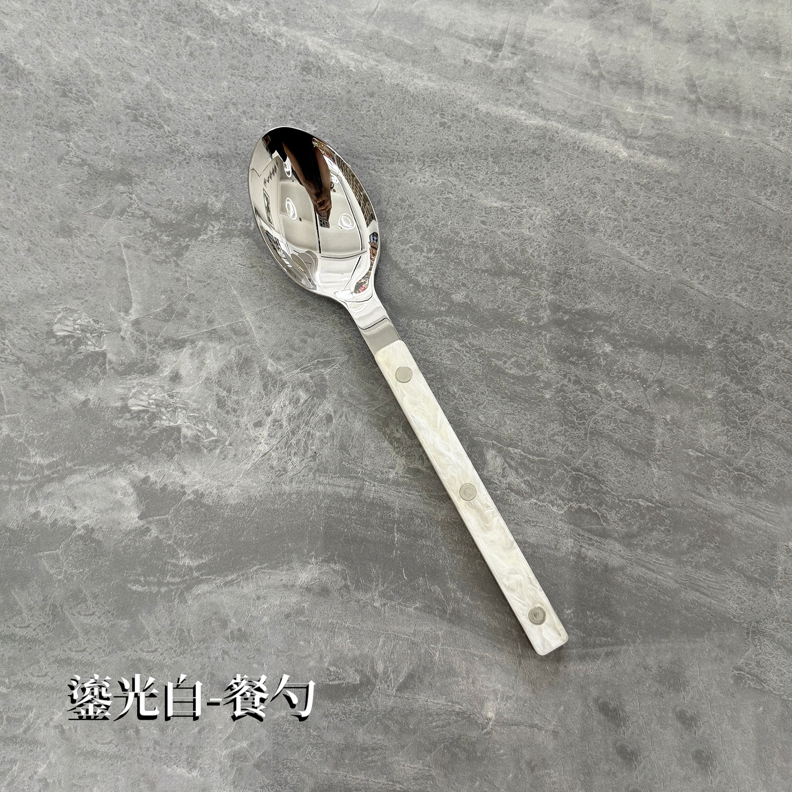 금빛 흰색 테이블 스푼