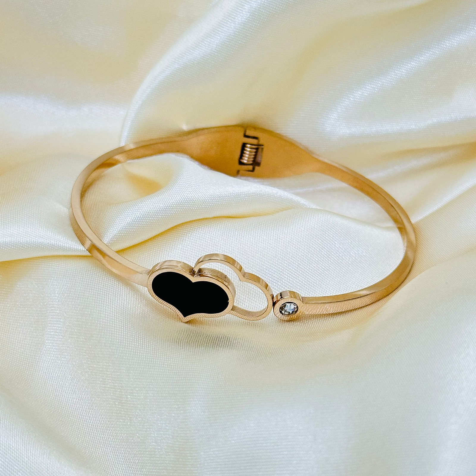 Brazalete de acero de titanio de amor negro no se desvanece en la personalidad dorada del viento frío nicho de diseño de pulsera de moda de alto nivel coreano