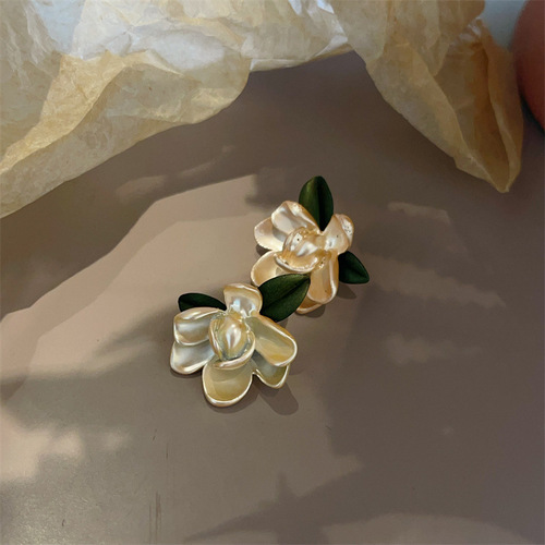 French Lacquer Champagne White Flower Earrings Exquisite Women's Small-Niche Design High-End Cool Breeze Fresh Sweet Earrings