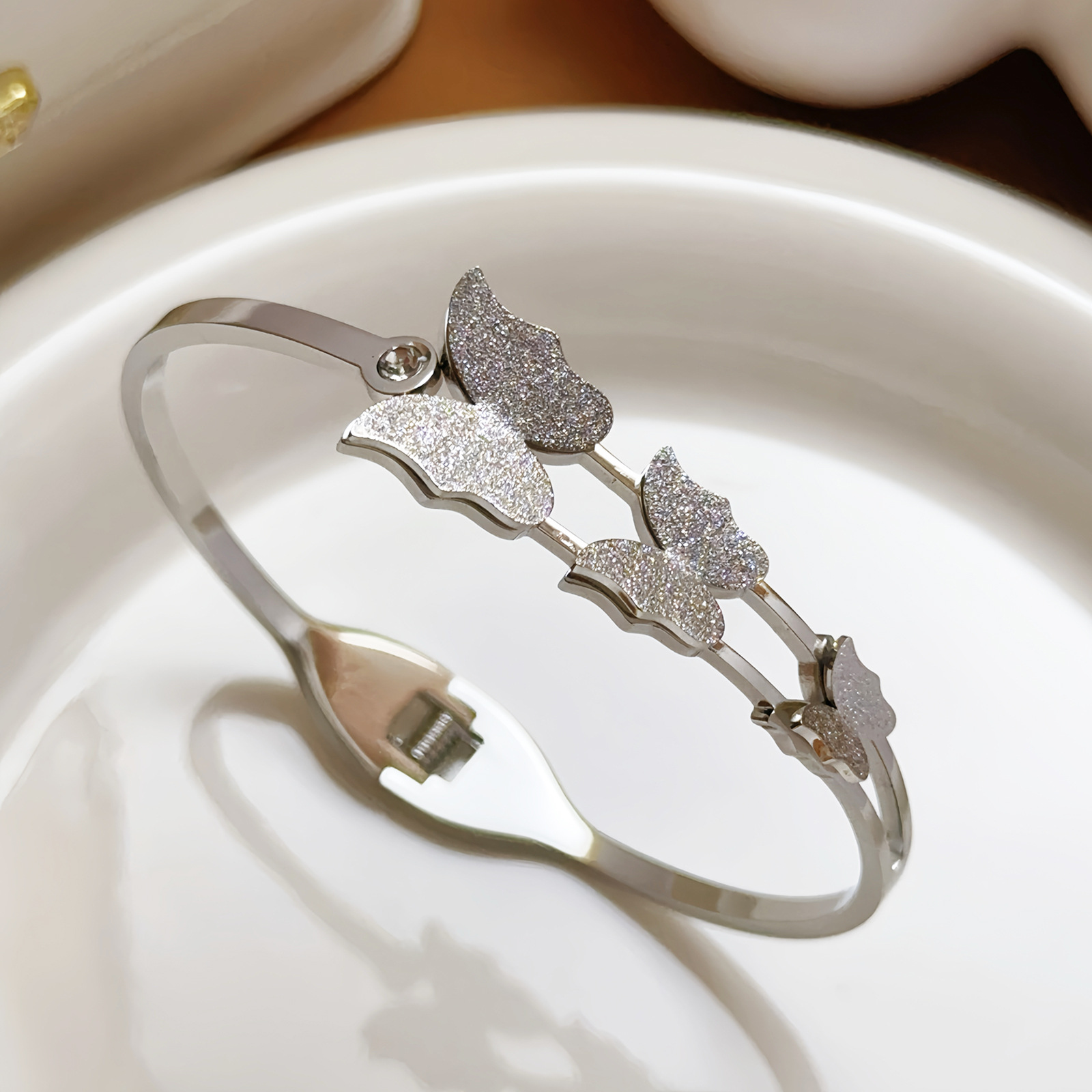 Brazalete de acero de titanio de moda femenina, brazalete de mariposa abierta, pulsera de resorte esmerizada, joyas de estilo europeo y americano, sensación de alta calidad