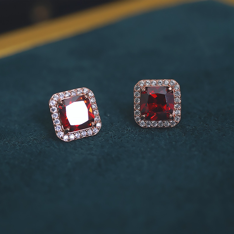 Princess bag high-end feel inlaid 1 carat square high-quality Mozambique garnet earrings plated with silver_voghion.com