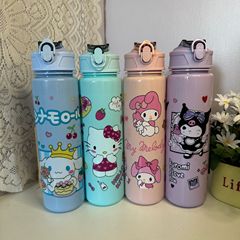 批发三丽鸥标准800ml实色中杯带提绳吸管耐摔耐高温弹跳盖水杯