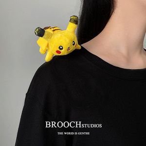 Cadena de dibujos animados broches de pelusa lindas muñecas pines creativos accesorios de pareja al por mayor joyas colgantes nicho