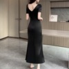 Low cut satin long， high slit， large bottom， buttocks wrapped dress， short sleeved dress