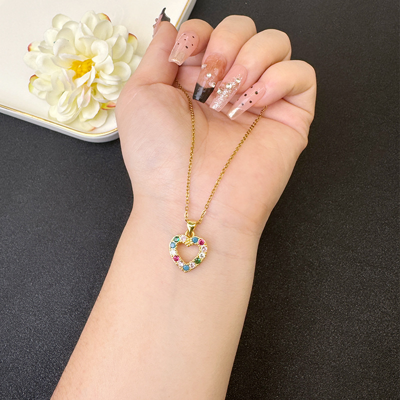 Antiguo estilo europeo y americano, color con incrustaciones de amor, collar hueco, pendientes, moda, lujo ligero, joyería de larga duración para mujeres