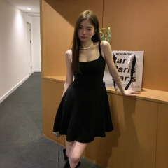 黑色吊带连衣裙女装夏季方领复古法式感A字短裙2025气质收腰裙子
