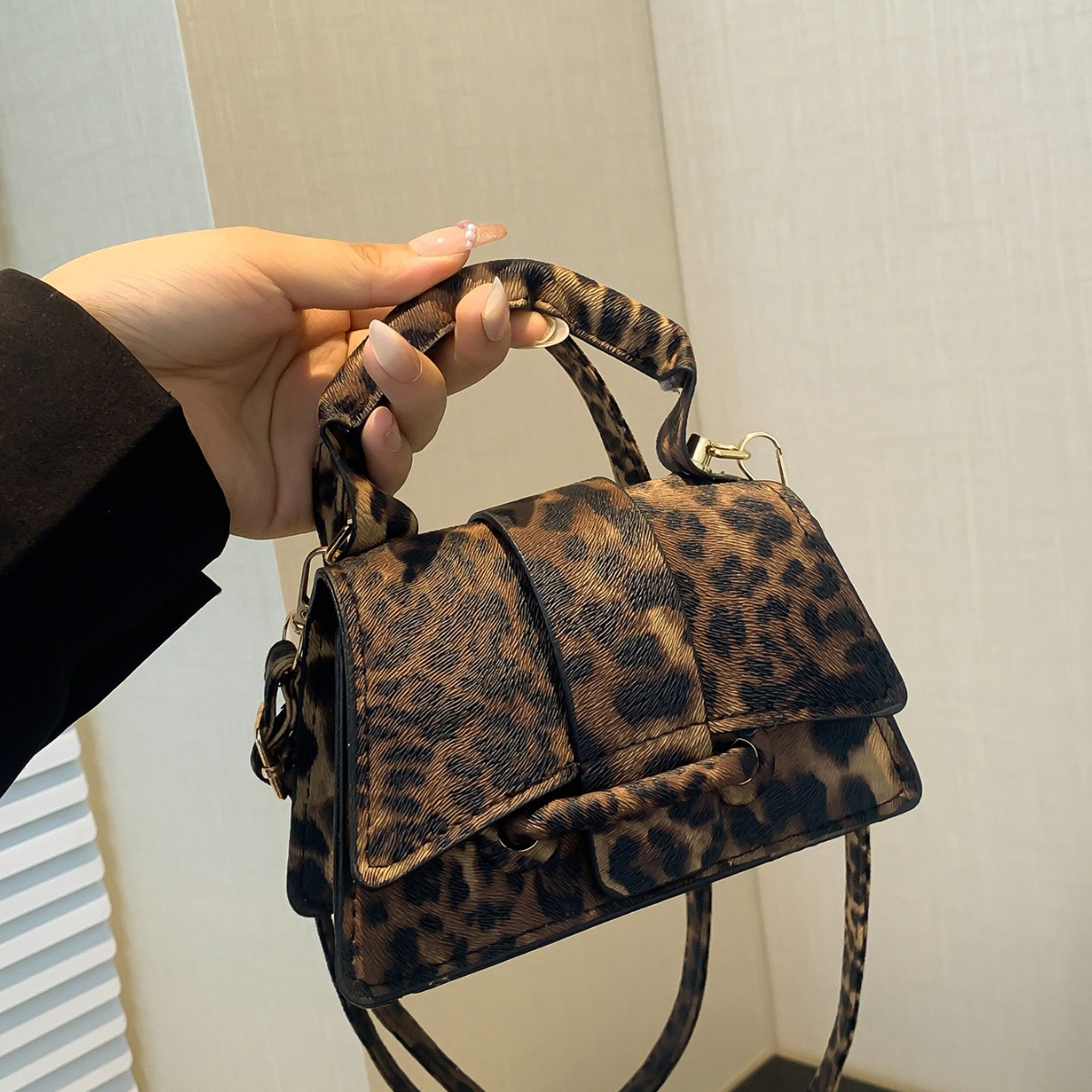 Majhna nišna zasnova z leopardjim vzorcem 2024, nova ročna priložnostna majhna kvadratna torba v zahodnem slogu, personalizirana za čez ramo_voghion.com