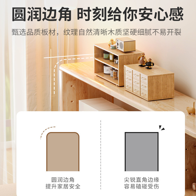 木製のソファーの後ろの棚の長い棚は壁に寄りかかっています。|undefined