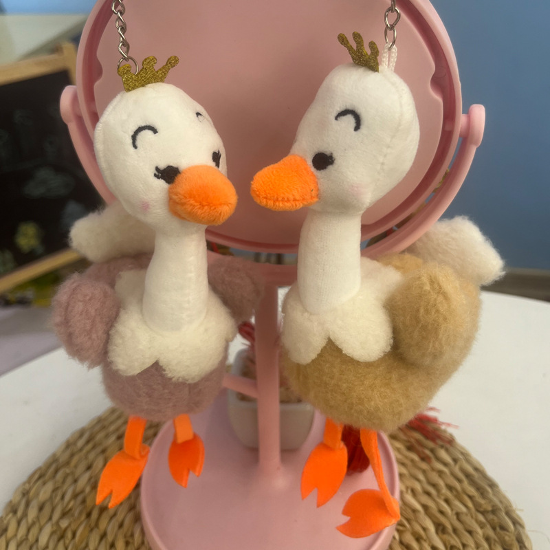 Venta al por mayor de 4 pulgadas colgante de felpa 10cm pequeña muñeca boutique colgante ropa de 3 pulgadas colgando regalo actividad de la empresa