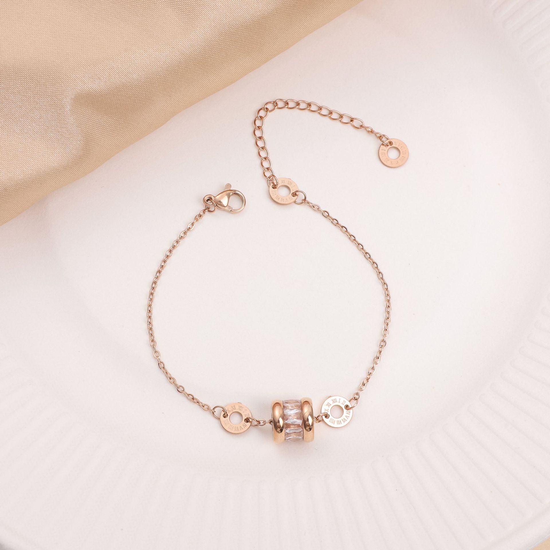 Ventas transfronterizas calientes nuevas pulseras de acero de titanio personalidad femenina de alto nivel diseño ligero de lujo moda temperamento versátil joyería de acero de titanio image 14