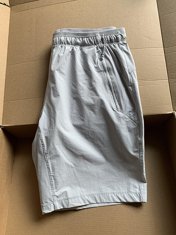 グレーの伸縮性のある速乾性ショーツメンズ夏クール通気性ジッパーポケットパンツアウトドアバスケットボールスポーツパンツ|undefined