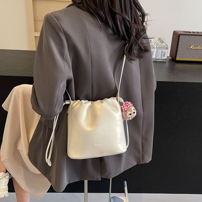 Este año, la popularidad de la bolsa de cinturón de fiebre ultra caliente para mujeres 2024 nuevo estilo de moda universal bolso de hombro de alta calidad bolso de cubo