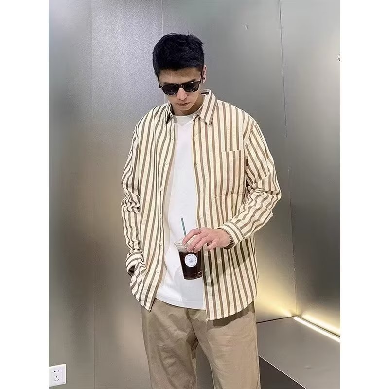 Camisa de manga larga con costuras a rayas verdes de estilo cocido ligero para hombre