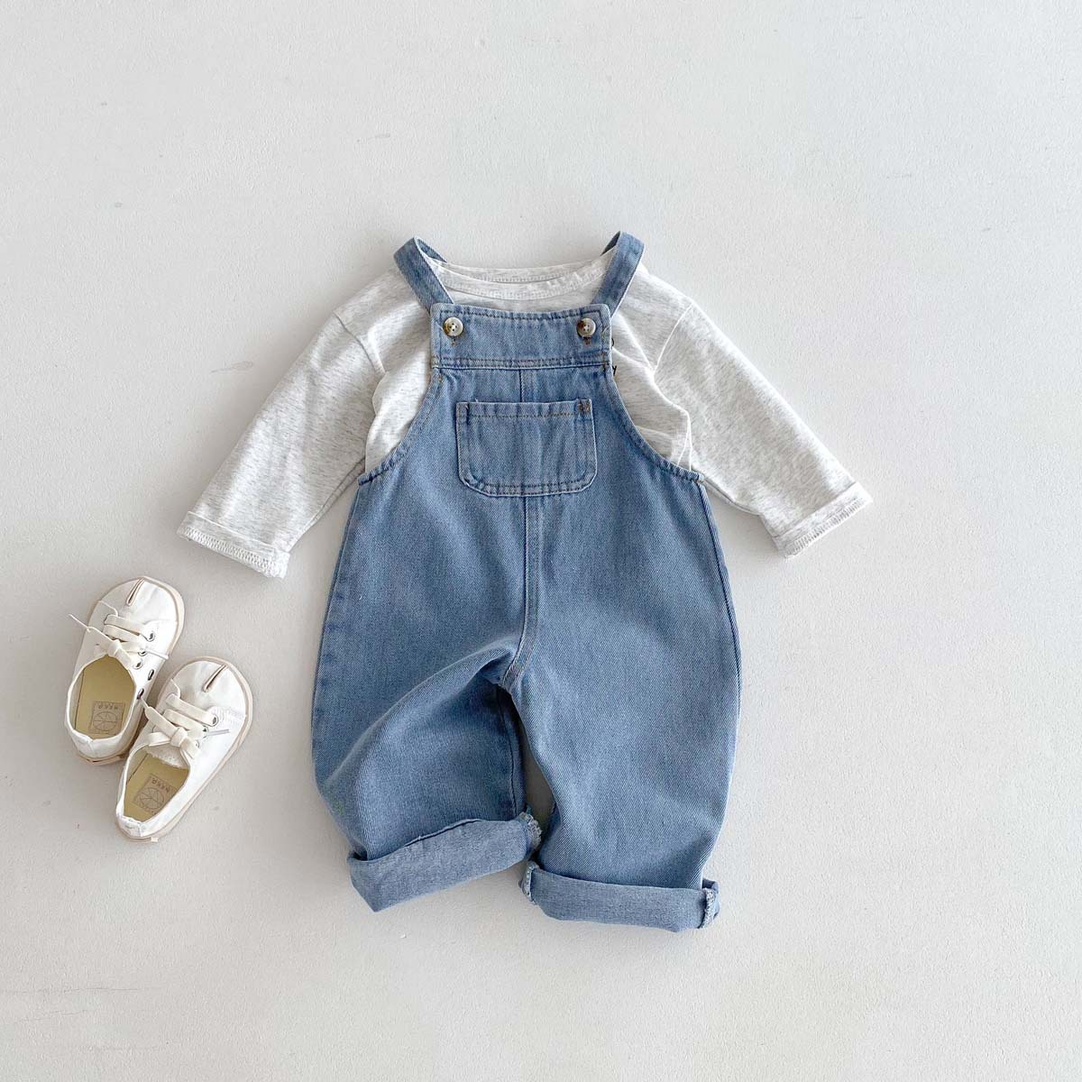 2025 韓国風子供服ベビーオーバーオール秋デニムジャンプスーツ西洋スタイル男性と女性のベビーカジュアルトレンディ子供