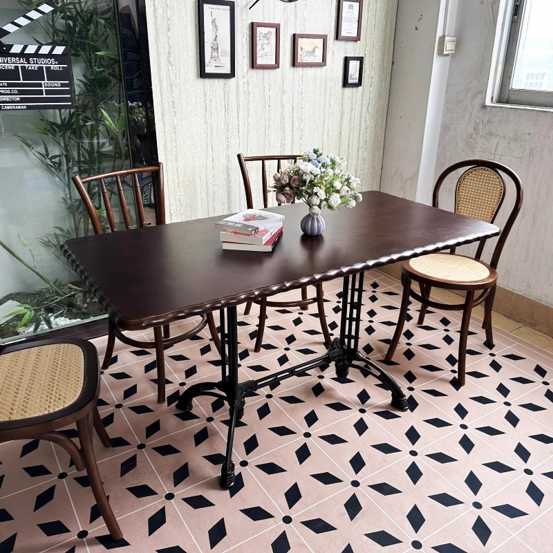 Mesa y silla de café retro combinación de dulces y sillas de panadería de leche y té, mesa de madera maciza, restaurante occidental americano, silla medieval