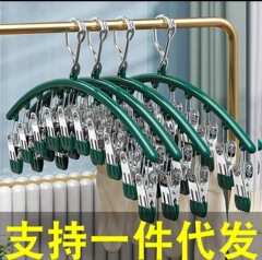 ステンレスの靴下を干してハンガーを挟みます。ベランダの防風多機能で下着を干します。