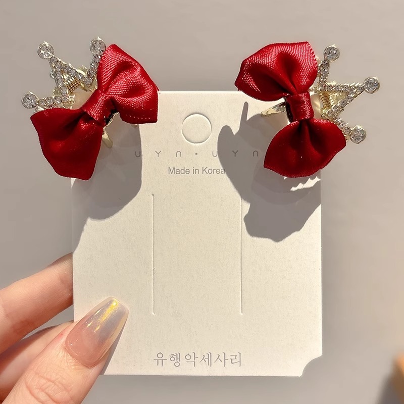 1 par de arcos de corona roja.