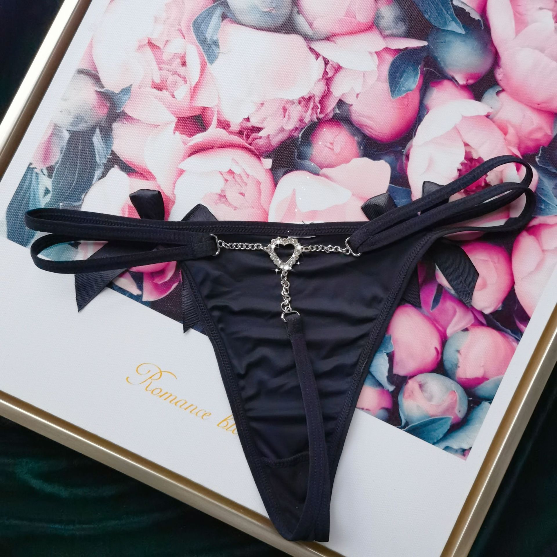 Moda europea y americana transfronteriza nueva ropa de mujer de color sólido cadena T pantalones sexy ropa interior de mujer de metal Tanga tentación