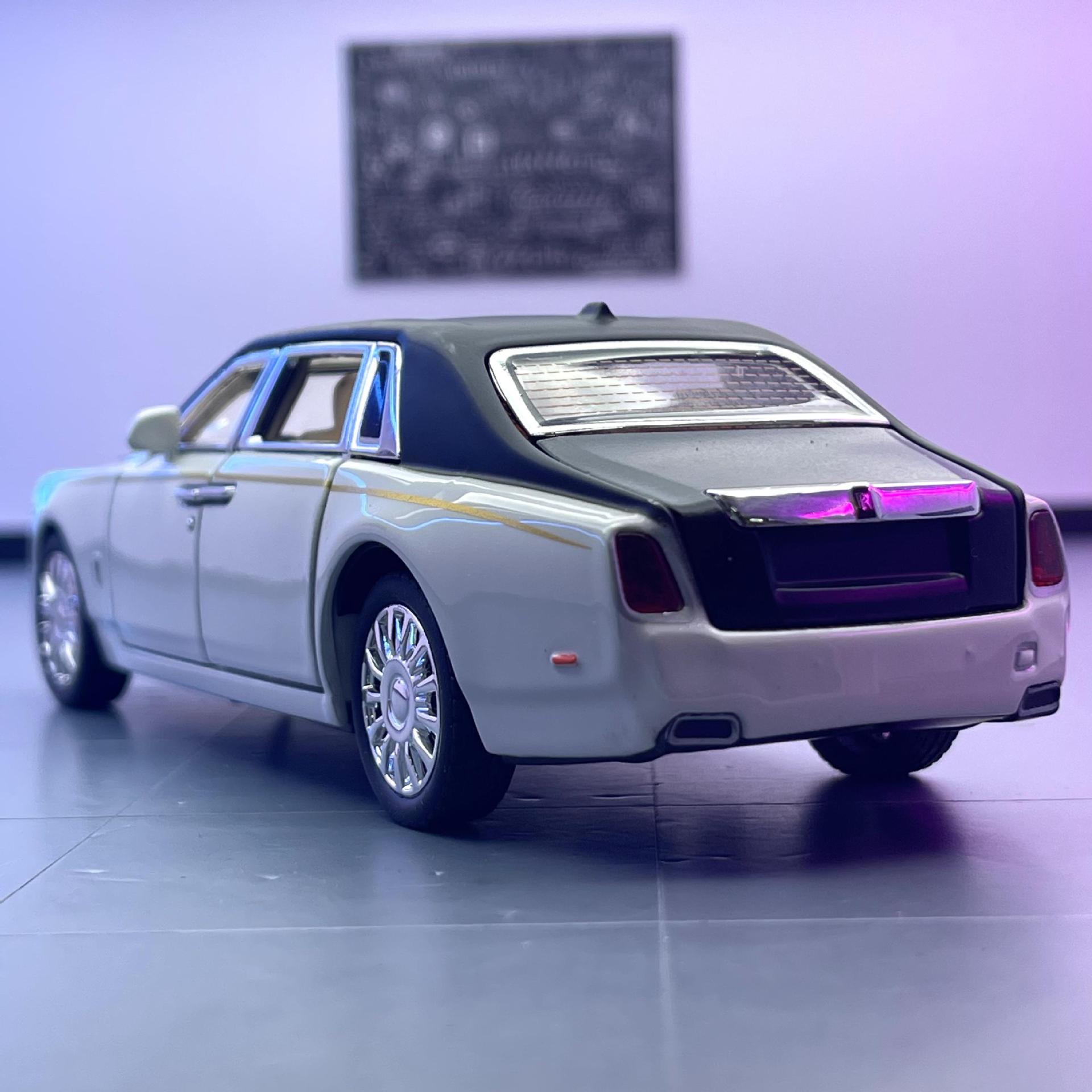 (A granel) coche de aleación inducida modelo de coche 1:32 rollos Phantom sonido luz tire de juguete modelo de coche adornos