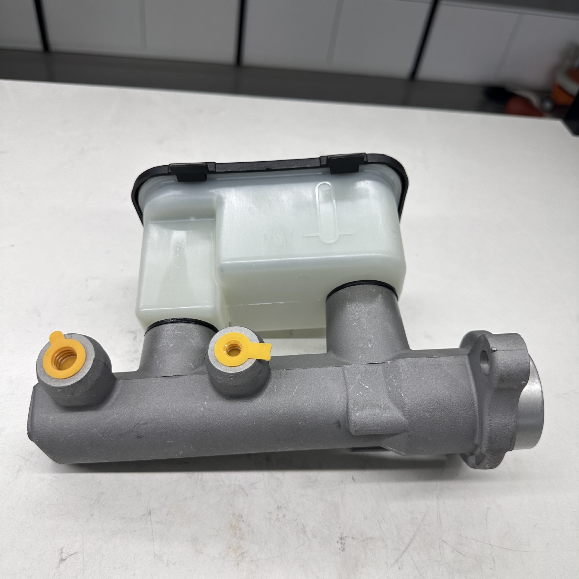M390259 18021273 18029967 19209221 Suitable for Chevrolet Brake Master Cylinder