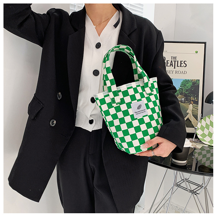 A fashionable new Japanese and Korean chic black and white checkered canvas bag, a large-capacity single-shoulder bag for women, and a simple student handbag undefined
