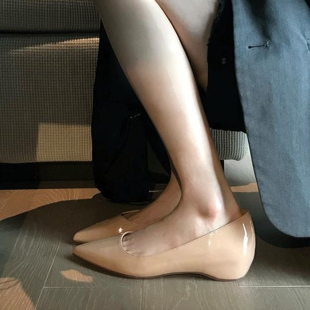 Versión de piel de oveja primavera y otoño francés negro aumento de altura interior zapatos de mujer punta zapatos planos zapatos de abertura ligera de mujer zapatos de viaje único