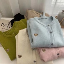 刺绣小熊2023秋冬新款时尚圆领色彩扣绵羊绒软糯纯色休闲针织开衫