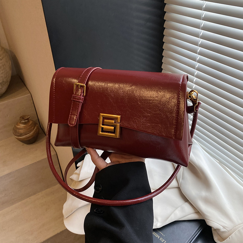 Bolso de axila de moda de lujo ligero de alta gama para mujer 2024 otoño e invierno nuevo nicho retro todo fósforo bolso de mensajero de un solo hombro