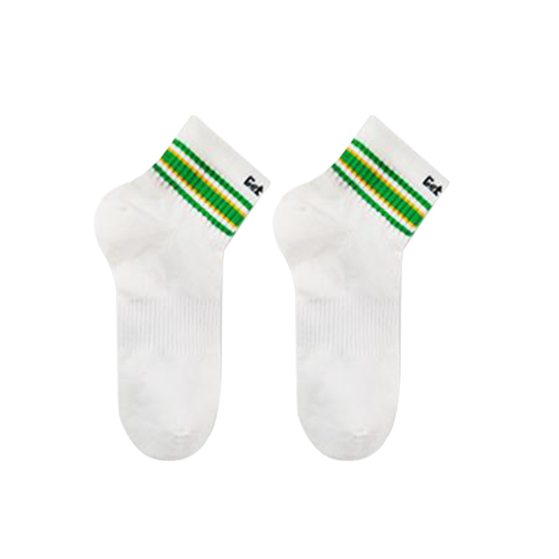 녹색 줄무늬가 있는 짧은 흰색 양말