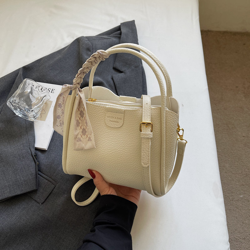 Bolso de mano explosivo transfronterizo para mujer 2025 nuevo bolso de mensajero de hombro de moda simple casual bolso de cubo de viaje