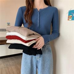 底のシャツの女性の秋冬の丸首は底のメリヤスの春と秋の新型の洋風の中でセーターを掛けて女性の上着のファッションを合わせます。
