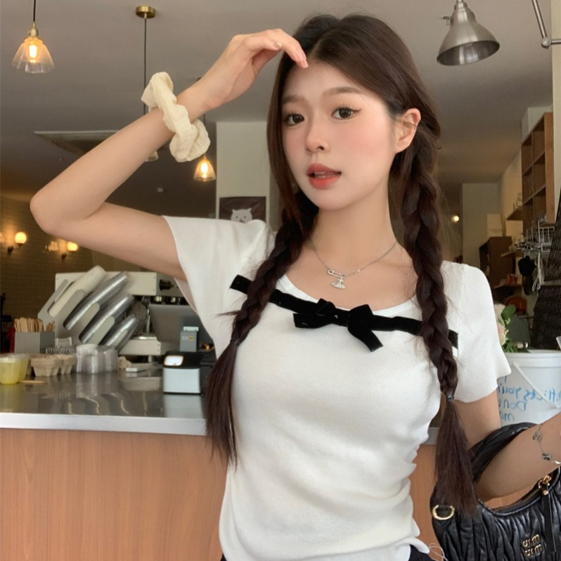 Knitted summer short T-shirt with bow with a round collar