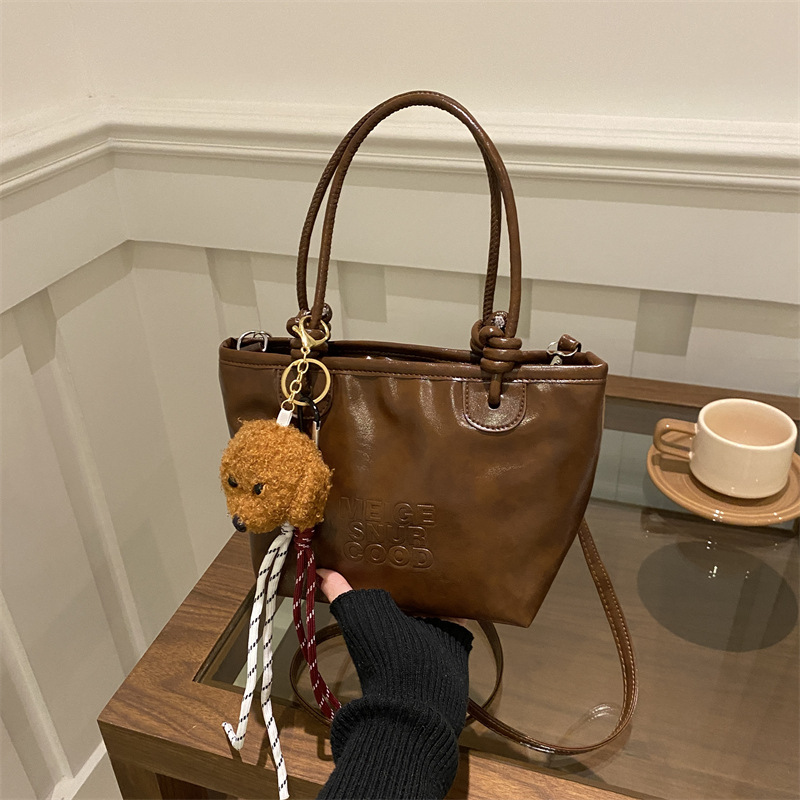 Estilo occidental retro pequeño bolso femenino 2024 nuevo otoño e invierno bolso de mensajero literario de moda bolso de cubo portátil de moda