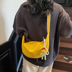 シンプルでおしゃれな高級感があります。大容量のショルダーバッグです。